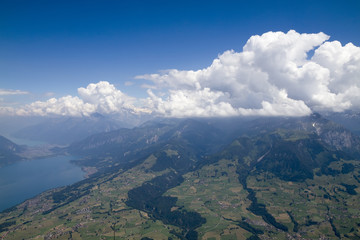 Obraz premium Panorama of Lake Thun and the Bernese Alps from Mount Nisen