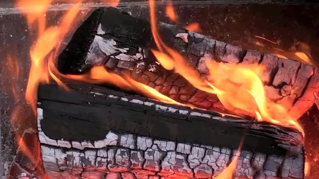 offenes Feuer mit Kohle in Ofen zum Grillen von Flammlachs