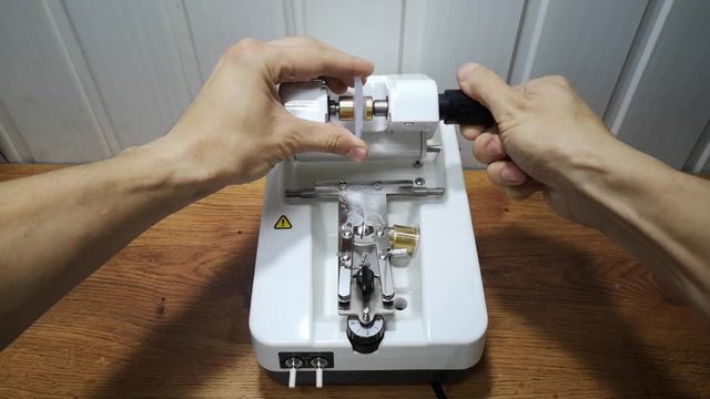 milling the lens for glasses