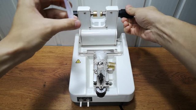 milling the lens for glasses