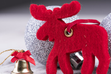 roter Elch mit goldener Glocke und silbernen Christbaumkugeln
