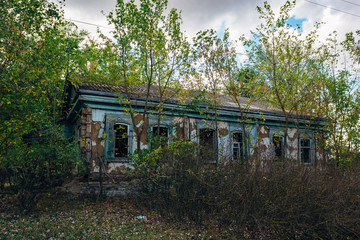 Fototapeta na wymiar Abandoned ruined overgrown house in forsaken Russian village 