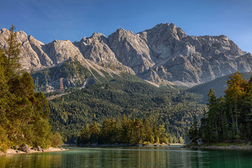 Fototapeta na wymiar Deutschlands höchster Berg die Zugspitze mit einem Teil des Eibsees im Vordergrund