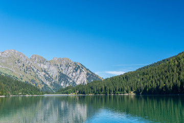 Plakat Idylle in den Schweizer Berge - See in Gstaad im Sommer