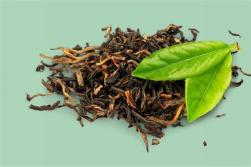 Obraz premium Dry tea and fresh green leaves