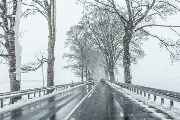 Landstraße im Winter