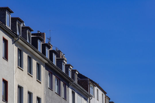 Eine ganze Reihe Dachgeschosswohnungen und blauer Himmel in D&uuml;sseldorf