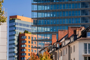 Viele unterschiedliche Gebäude im Medienhafen Düsseldorf: Altbauten, moderne Gebäude, Wohnhäuser und Bürogebäude 