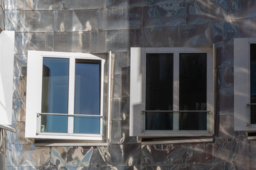 Fototapeta na wymiar Fenster an einem modernen Gebäude