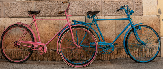 Nostalgiefahrräder an Hausmauer