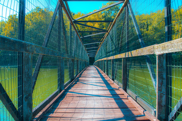 ponte di metallo e legno sul lago