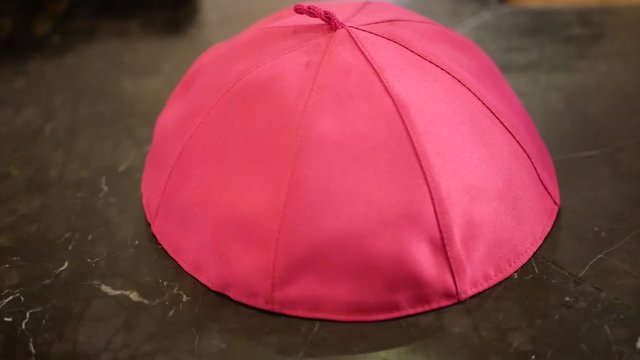 Czapka piuska biskupa w Kościele podczas Mszy Świętej