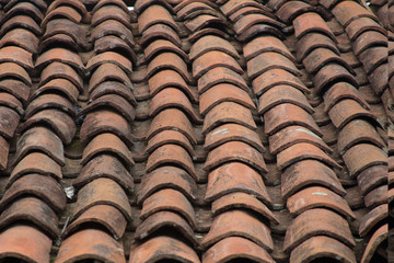 tejas de adobe en el techo