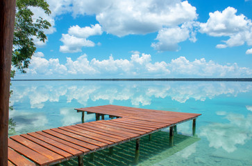 Vista en silencio de la laguna de siete colores Bacalar.