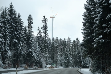 Herrliche Stra&szlig;e mit Schnee im Winter