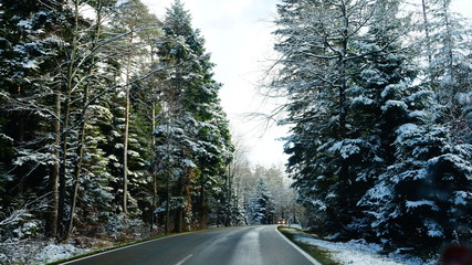 Herrliche Stra&szlig;e mit Schnee im Winter
