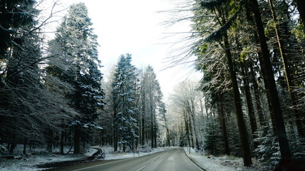 Herrliche Straße mit Schnee im Winter