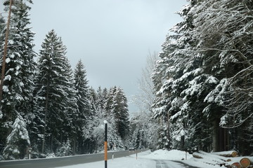 Herrliche Straße mit Schnee im Winter