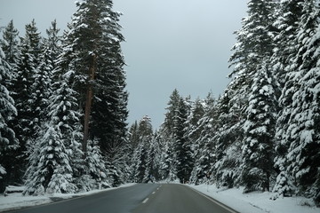Herrliche Stra&szlig;e mit Schnee im Winter