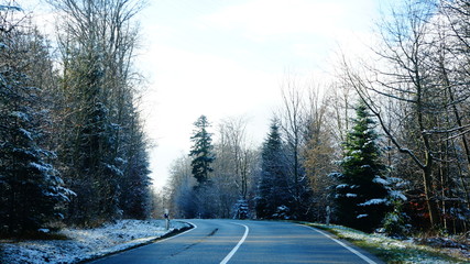 Herrliche Stra&szlig;e mit Schnee im Winter