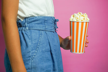 Person who eats popcorn. ポップコーンを食べる人