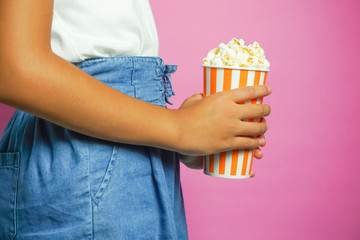 Person who eats popcorn. ポップコーンを食べる人