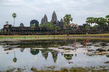Obraz premium Angkor Wat, Cambodia 24 January 2018 : Tourists at Angkor Wat in Siem Reap. Angkor Wat is a 12th century temple and a world famous UNESCO World Heritage site.