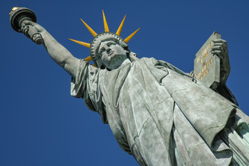 statue of Liberty  in Paris on the ile aux Cygnes, an island in the Seine, Paris, France © Dom