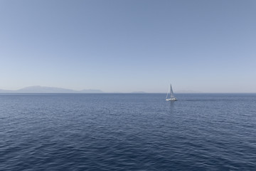 Obraz premium the background image of the sea and white boat and cliffs in the background