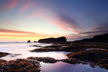 Obraz premium Beautiful sunset at orange or red algae on Melasti beach in bali indonesia island