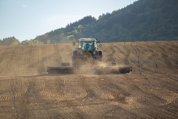 traktor pflug acker © Ronny