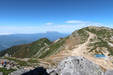 日本の中央アルプスを登る登山者