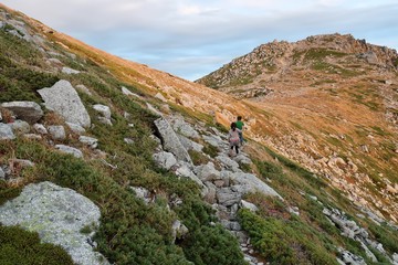 Fototapeta premium 夕日を眺める登山者