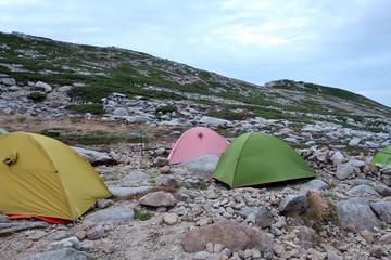 山の頂上のキャンプ場のテント