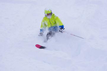Fototapeta na wymiar glisse hiver - ski en poudreuse