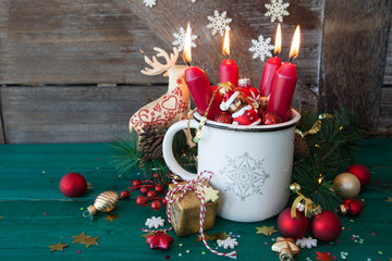 Rustikale Tasse mit bunter Dekoration zu Weihnachten