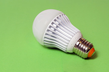 Gl&uuml;hlampe LED auf gr&uuml;nem Hintergrund