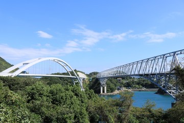 島を結ぶ新旧の二つの橋