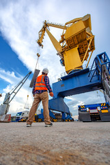 industry; ship; heavy; loading; swivel; wire rope; dunnage; shackles; transport; shipping; vessel;...
