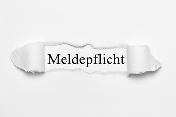 Meldepflicht auf weißen gerissenen Papier