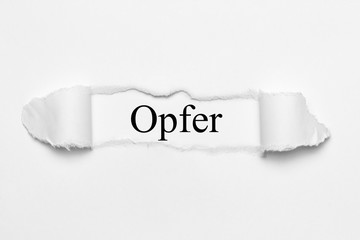 Opfer auf weißen gerissenen Papier