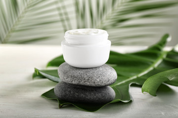 Obraz premium Jar with body cream on white table