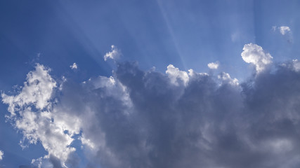 Fototapeta na wymiar Sonnenstrahlen hinter Wolken