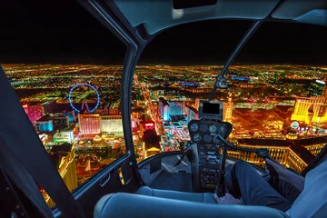  Helikopterinterieur op Las Vegas-gebouwen en wolkenkrabbers van het centrum met verlichte casinohotels & 39 s nachts. Schilderachtige vlucht boven de skyline van Vegas & 39 s nachts in de Nevada Verenigde Staten van Amerika. © bennymarty