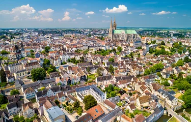Tuinposter Luchtfoto van de stad Chartres met de kathedraal. Een UNESCO-werelderfgoed in Eure-et-Loir, Frankrijk © Leonid Andronov