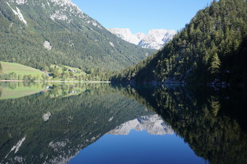 Kaisergebirge spiegelt sich in Hintersteinersee, Tirol, Austria