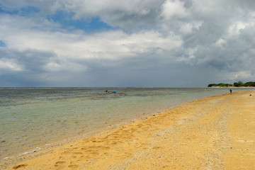Fototapeta na wymiar Cloudy day at the beach