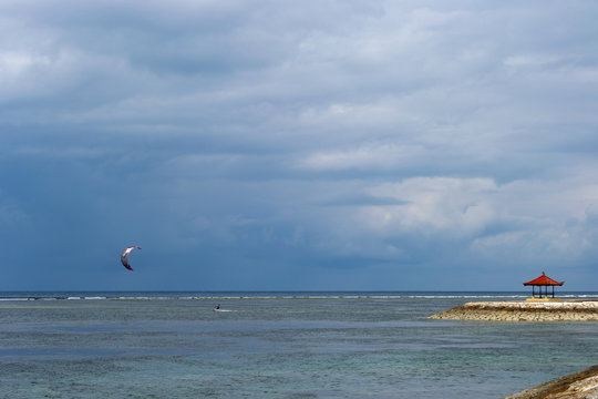 Skyte surf on the ocean