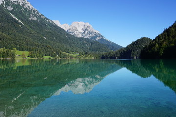Fototapeta na wymiar malerischer Hintersteinersee spiegelt Kaisergebirge, Tirol, Austria