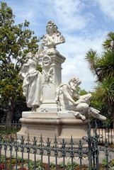 Fototapeta na wymiar Ville de Pézenas, monument hommage à Molière, square Molière, département de l'Hérault, France